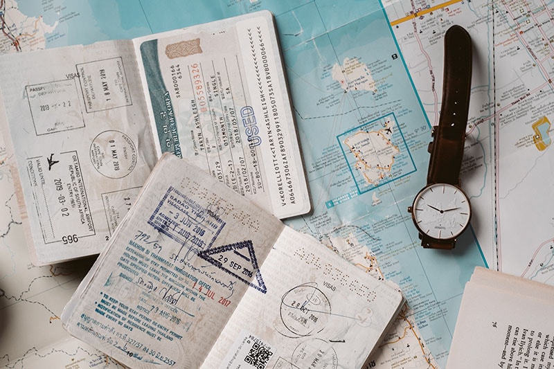 Плоское фото с картой, паспортами и часами