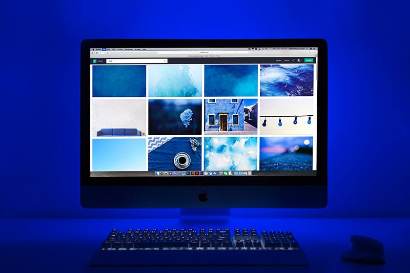 Экран компьютера окружен синим светом