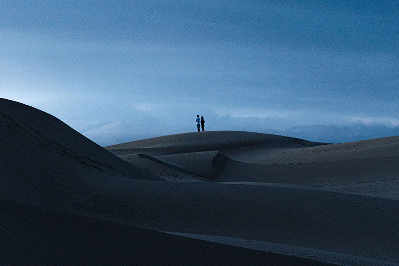 Песчаные дюны в синий час