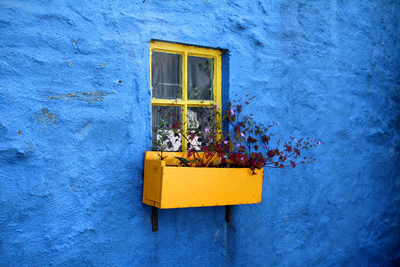 Синяя стена с желтым окном